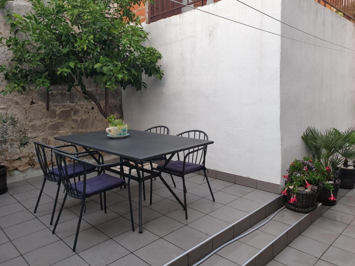 Lemon Tree Hotel Donji Seget Exterior foto