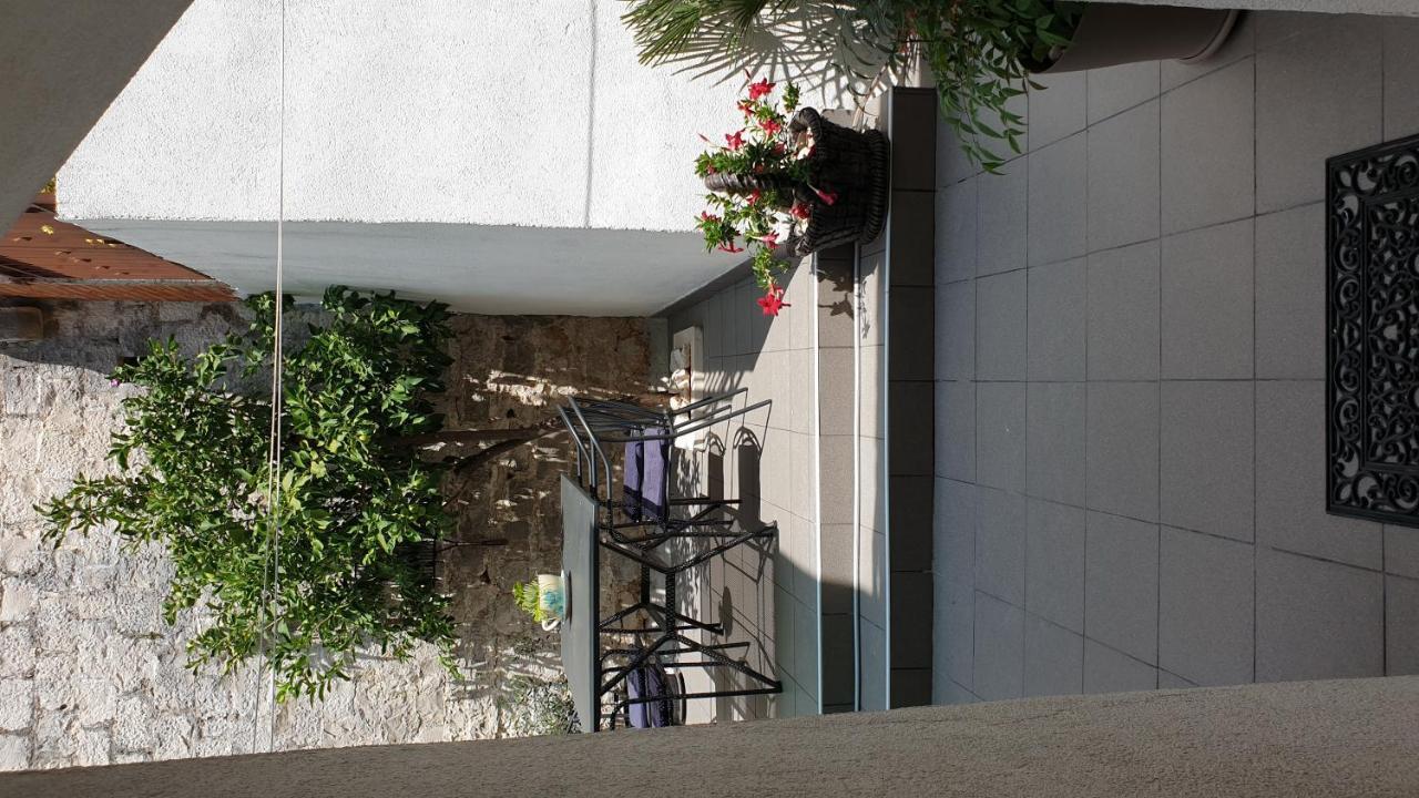 Lemon Tree Hotel Donji Seget Exterior foto