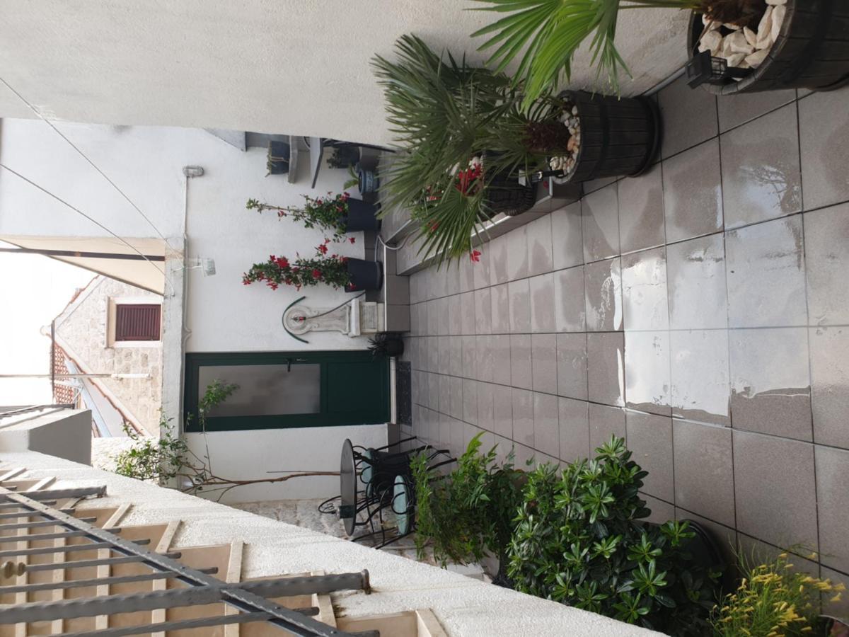 Lemon Tree Hotel Donji Seget Exterior foto