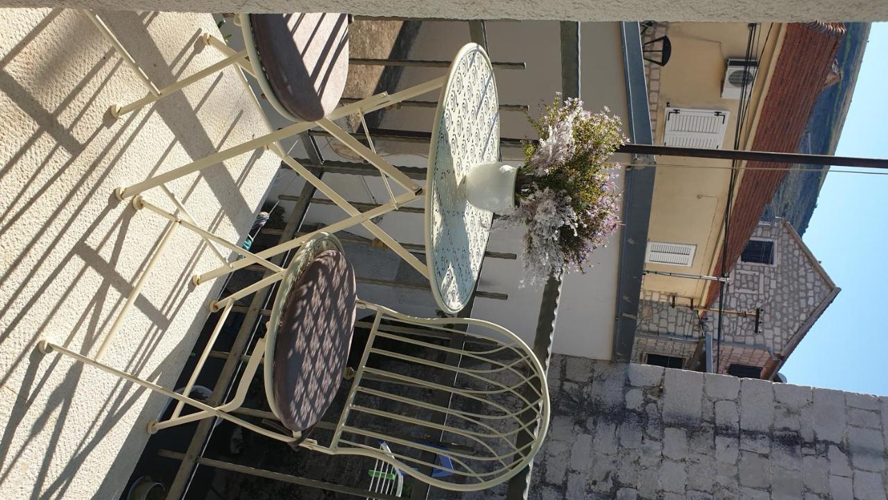 Lemon Tree Hotel Donji Seget Exterior foto